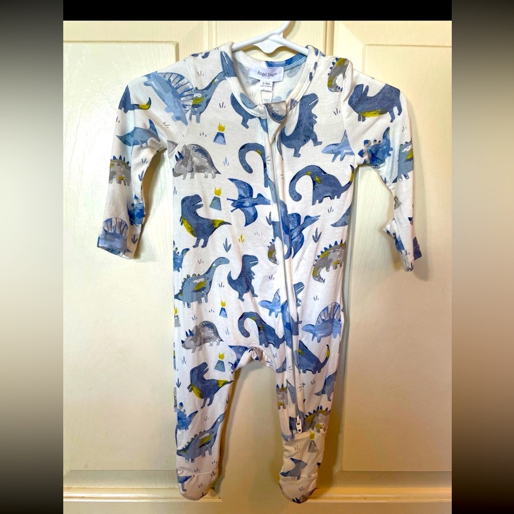 NWT Angel Dear Bamboo
2 Way Zipper Footie- Blue
Dino- 0-3M